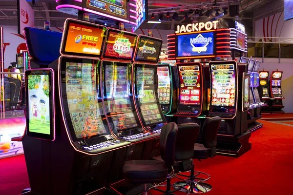 Teen Patti betting interface showing hand strength indicators